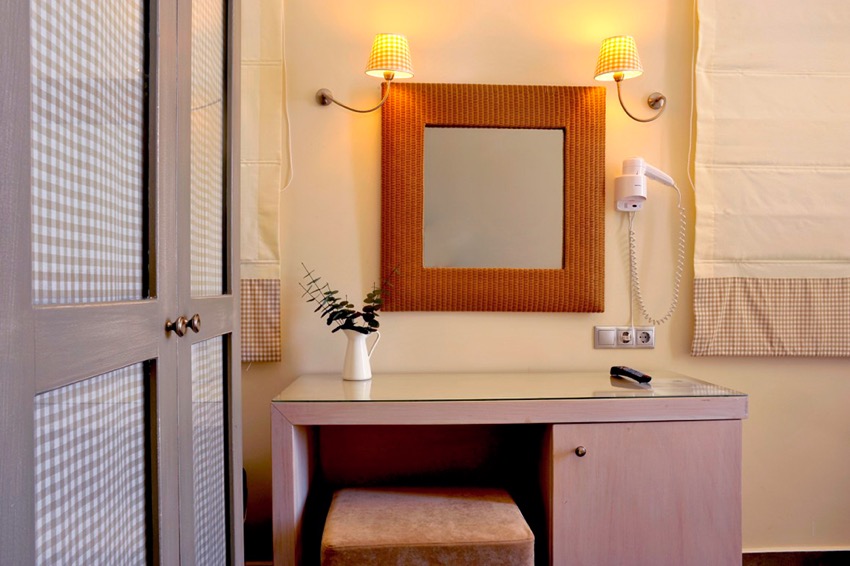 ROOM-MIRROR-ESPERANCE HOTEL.jpg