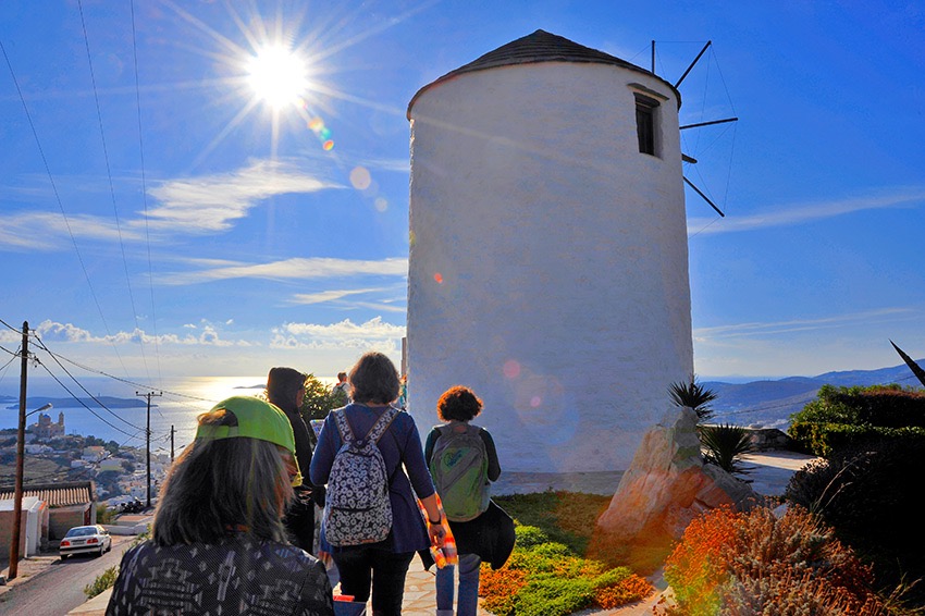 Ano-syros-walking-in-a-morning.jpg