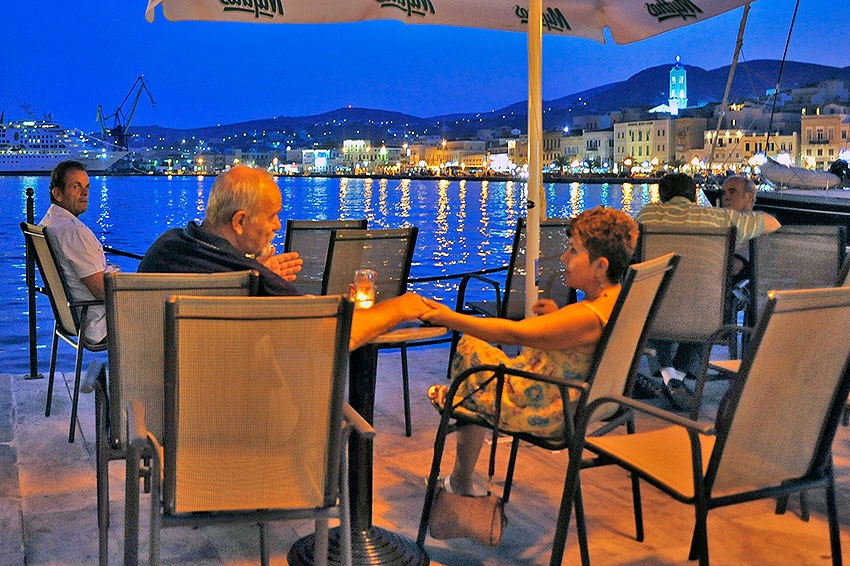 loving--moments_ermoupoli-port-LSak.jpg